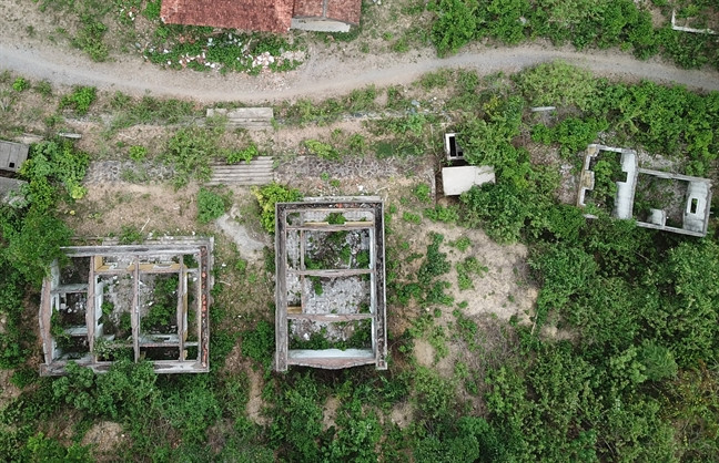 Theo chính quyền địa phương, vì lý do cấp bách trong di dân, giải phóng mặt bằng thủy điện Bản Vẽ nên việc lựa chọn, khảo sát vị trí xây dựng khu tái định cư Khe Ò chưa hợp lý. Do cuộc sống không đảm bảo đã khiến nhiều hộ dân không mặn mà với khu tái định cư nên chuyển đi nơi khác. (Ảnh: Báo Phụ nữ).