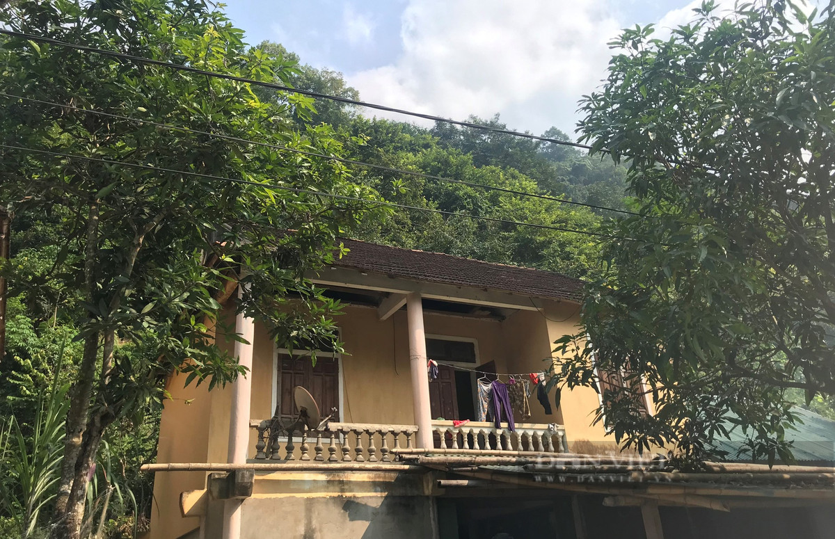 Hiện tại, có 23 hộ đang định cư tại khu vực xung quanh mặt bằng công trường Thủy điện Bản Vẽ dọc đường Tỉnh lộ 345B, 19 hộ chuyển về khu vực mặt bằng công trường (trước đây là nơi ở của đơn vị nhà thầu và tư vấn giám sát). (Ảnh: Dân Việt).