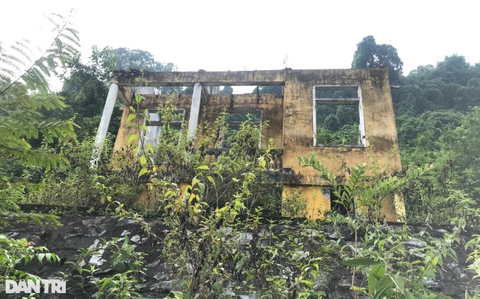 Nhiều ngôi nhà tại khu tái định cư Khe Ò bị bỏ hoang. (Ảnh: Dân Trí).