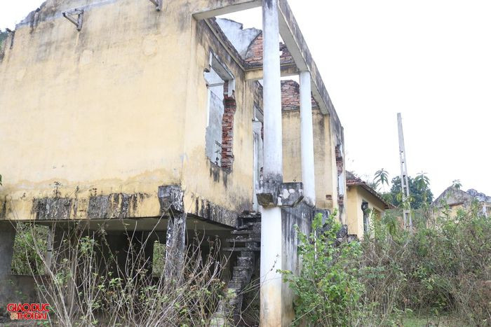 Sau khi kiểm tra, chính quyền địa phương phát hiện sườn núi phía sau khu tái định cư tiềm ẩn nguy cơ sạt lở nên đã hỗ trợ 7 gia đình ở gần đó tìm nơi ở mới. Không lâu sau, những gia đình khác cũng lần lượt rời bỏ Khe Ò. (Ảnh: Giáo dục&amp;Thời đại).