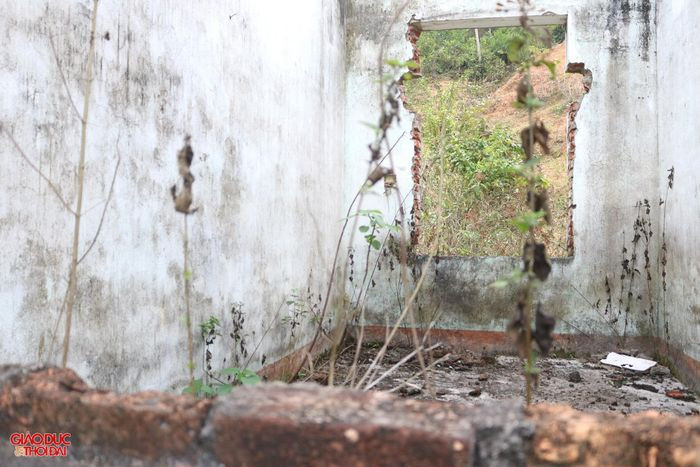 Do bỏ hoang lâu nên những bức tường nhà đã bị xuống cấp trầm trọng. (Ảnh: Giáo dục&amp;Thời đại).