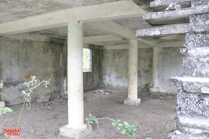 Một số nhà được xây dựng theo kiểu nhà sàn, bên dưới có chỗ nuôi trâu, bò. (Ảnh: Giáo dục&amp;Thời đại).