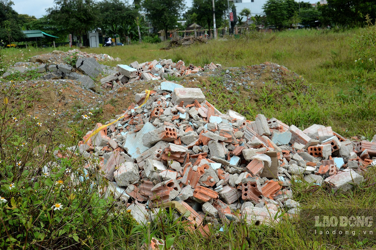 Thậm chí, khu vực dự án còn biến thành nơi đổ rác nhếch nhác, ô nhiễm môi trường. (Ảnh: Lao Động).