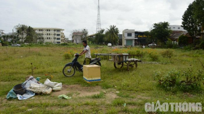 Dù đã điều chỉnh vốn, song sau hai năm triển khai, TP Quảng Ngãi lại một lần nữa làm người dân bất ngờ khi điều chỉnh giảm tổng mức đầu tư xuống chỉ còn gần 6,6 tỷ đồng từ nguồn vốn ngân sách, do Ban Quản lý dự án đầu tư xây dựng và Phát triển quỹ đất thành phố Quảng Ngãi (Ban Quản lý) làm chủ đầu tư. (Ảnh: Giao thông).