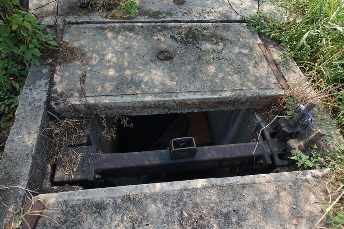 Được biết, giai đoạn 1 của dự án được thực hiện từ năm 2002 và đã thực hiện công tác giải phóng mặt bằng; thi công nạo vét kênh thông tuyến dòng chảy; đắp bờ đất hai bên kênh và xây dựng các cửa xả thoát nước tại một số rạch nhánh. (Ảnh: Tiền Phong).