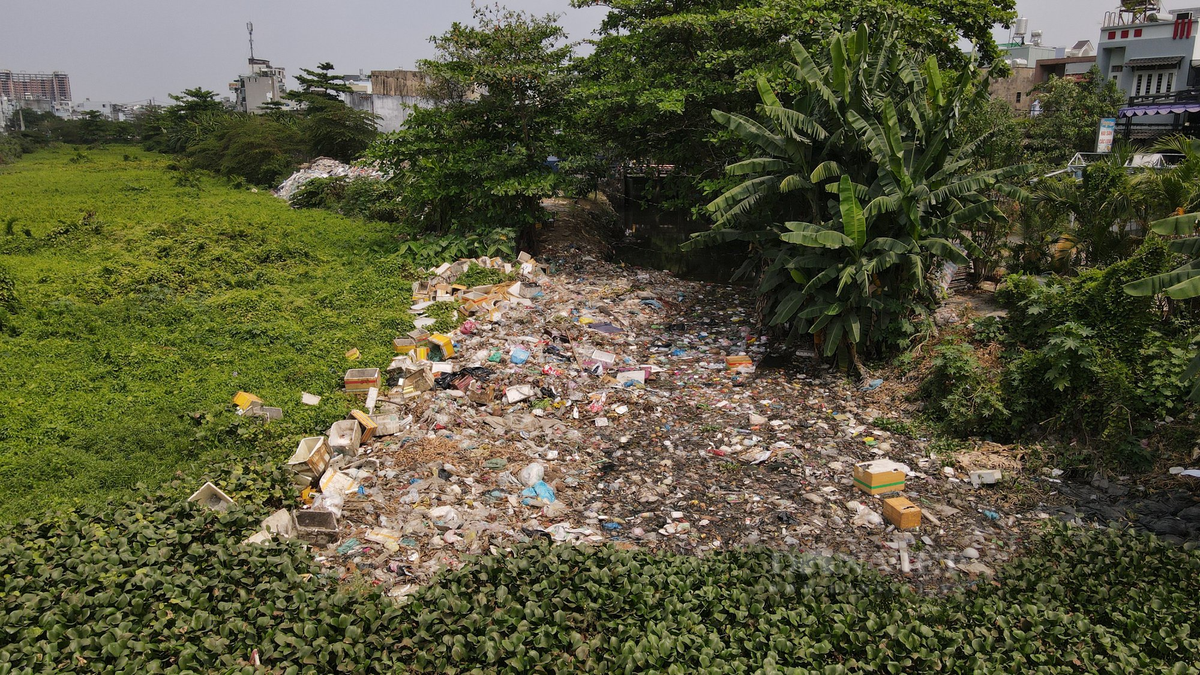 Người dân ở đây cho biết, mặc dù đã có bản cấm đổ rác nhưng vẫn có nhiều đối tượng lén mang rác vứt xuống kênh. (Ảnh: Dân Việt).