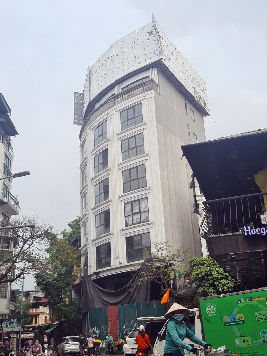 Nằm kế đó, là công trình số 13 phố Đào Duy Từ xây cao tận 7 tầng.