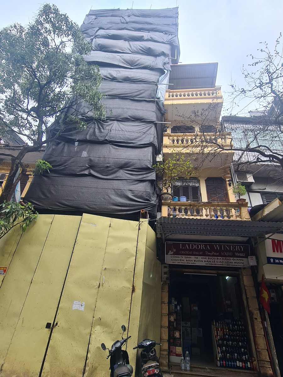 Đây là hình ảnh công trình số 40 Nguyễn Siêu (phường Hàng Buồm), thi công xây đã vượt trên 4 tầng, có dấu hiệu vi phạm về chiều cao, phá vỡ quy hoạch.