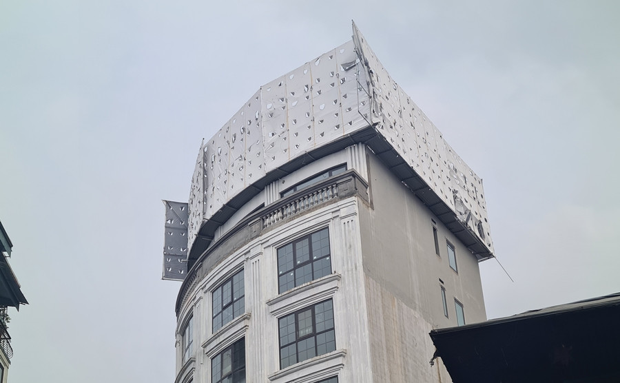 Công trình số 13 Đào Duy Từ đã hoàn thiện được toàn bộ phần thô, và tiến hành lắp cửa kính… Hiện trên phần mái của tầng cao nhất, chủ công trình đã cho quây kín xung quanh.