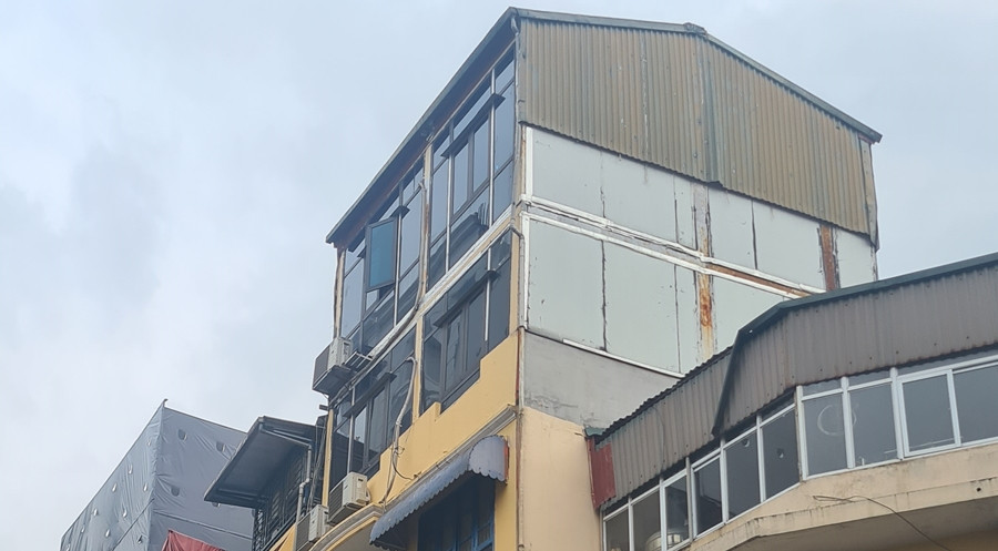 Các công trình cơi nới không chỉ nhếch nhác, mất mỹ quan đô thị, mà còn phá vỡ quy hoạch phố cổ Hà Nội.