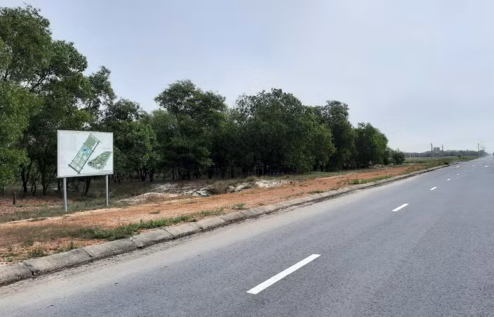 Phía nhà đầu tư cũng đã rà soát đánh giá lại năng lực các đơn vị tư vấn; đánh giá chất lượng, sự phù hợp các kết quả đã thực hiện trước đây như lập quy hoạch, thiết kế cơ sở, phương án đê chắn sóng, diện tích kho bãi bến cảng...