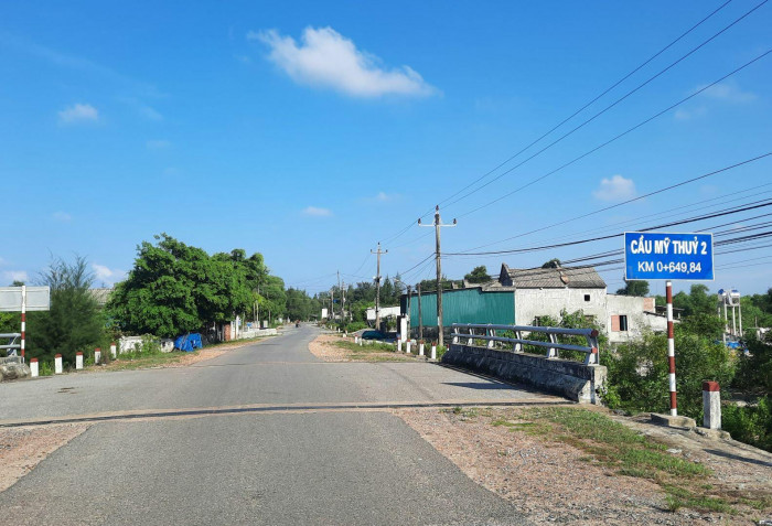 Việc dự án “khởi công nhưng chưa thi công” gần 3 năm qua khiến các hộ dân trong vùng giải tỏa để triển khai dự án lâm cảnh “đi không được, ở không xong”.