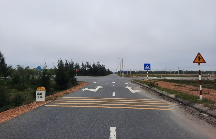 Đặc biệt, khu tái định cư phục vụ dự án tọa lạc bên tuyến đường trục dọc Khu kinh tế Đông Nam Quảng Trị đoạn qua xã Hải An hoàn thành hạ tầng từ lâu, hiện vẫn đang chờ các hộ dân diện giải tỏa di dời đến...