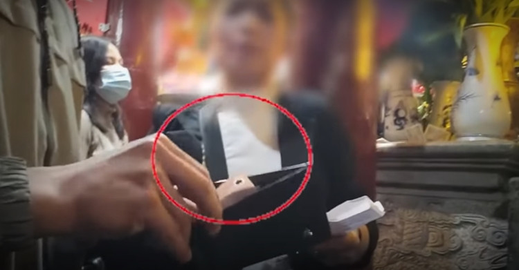 Chỉ trong vòng 1 - 2 phút, người phụ nữ này đã hoàn thành bài khấn và bắt đầu "vòi vĩnh" tiền công (thường từ 30.000 đồng trở lên: Ảnh: Dân Việt).