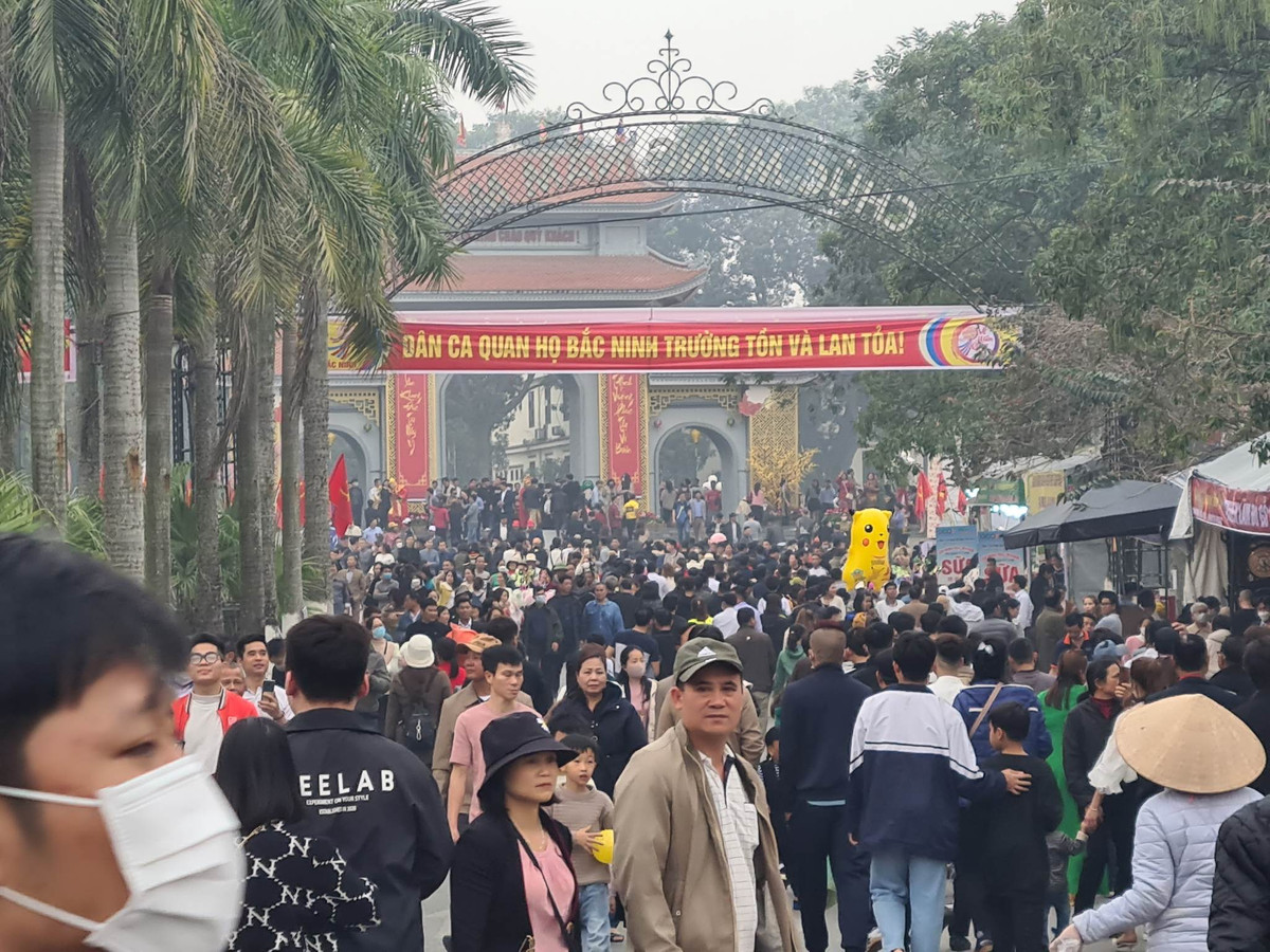 Ghi nhận của PV Báo Tri thức và Cuộc sống, chiều 2/2, hàng nghìn du khách thập phương đã đổ dồn về Bắc Ninh để trẩy hội Lim.