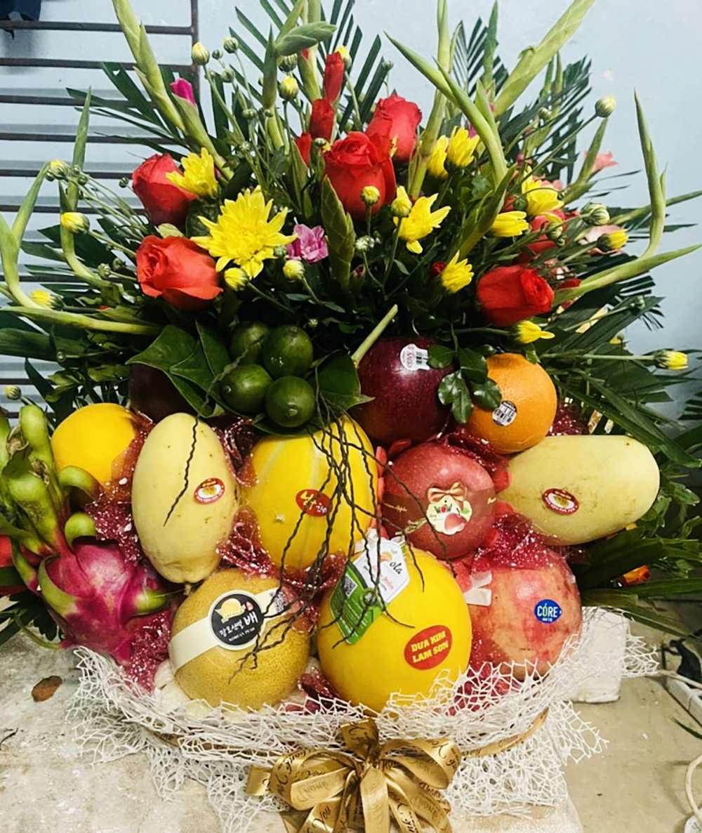 Di cho cung Ram thang Gieng: Mot mam hoa qua gan 5 trieu dong-Hinh-2