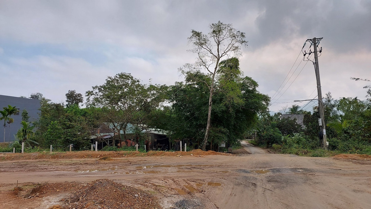 Quá trình thi công tuyến đường qua địa bàn xã Hòa Ninh chậm gây ảnh hưởng lớn đến sản xuất và cuộc sống của nhiều hộ dân. Các nút giao thông cắt ngang với tuyến đường vành đai vẫn còn dang dở ảnh hưởng đến giao thông, đi lại. (Ảnh: Tiền Phong).