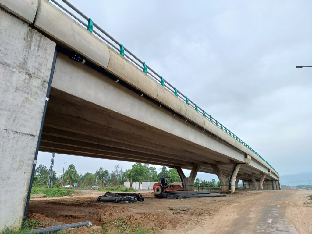 Tuyến đường vành đai có chiều dài hơn 19 km, điểm đầu giao với tuyến Quốc lộ 14B, điểm cuối Km 19+177,3 nối vào trục đường chính KCN Thông tin tập trung đến đường Hồ Chí Minh. (Ảnh: Tuổi Trẻ Thủ đô).