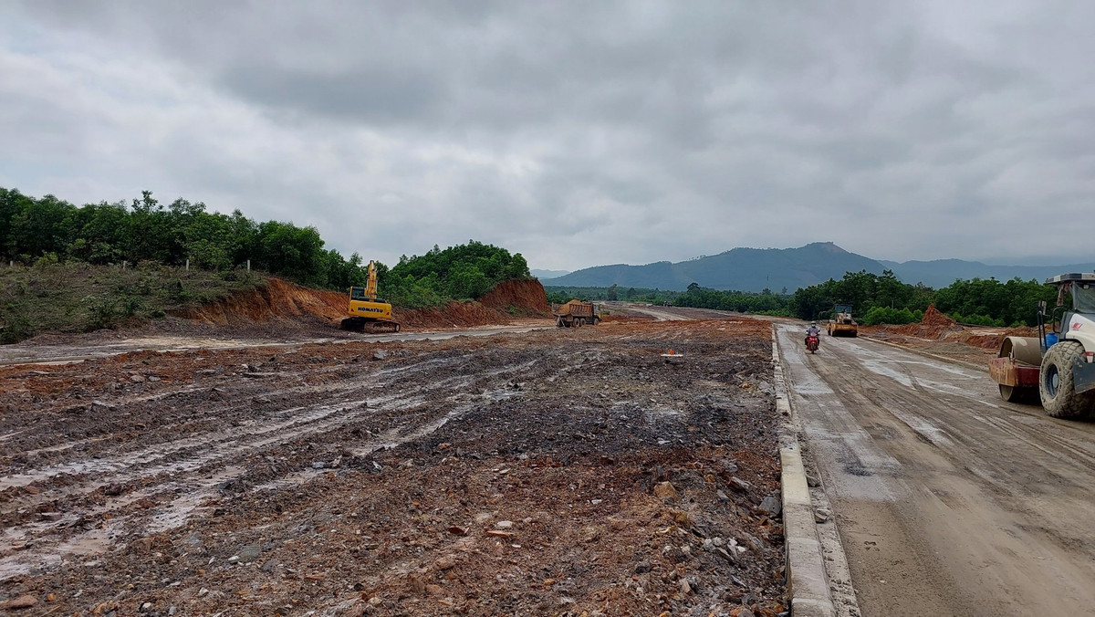 Dự án được khởi công từ 10/2018, thời gian thực hiện hợp đồng 776 ngày, tức là đến tháng 10/2020 phải hoàn thành. (Ảnh: Tiền Phong).