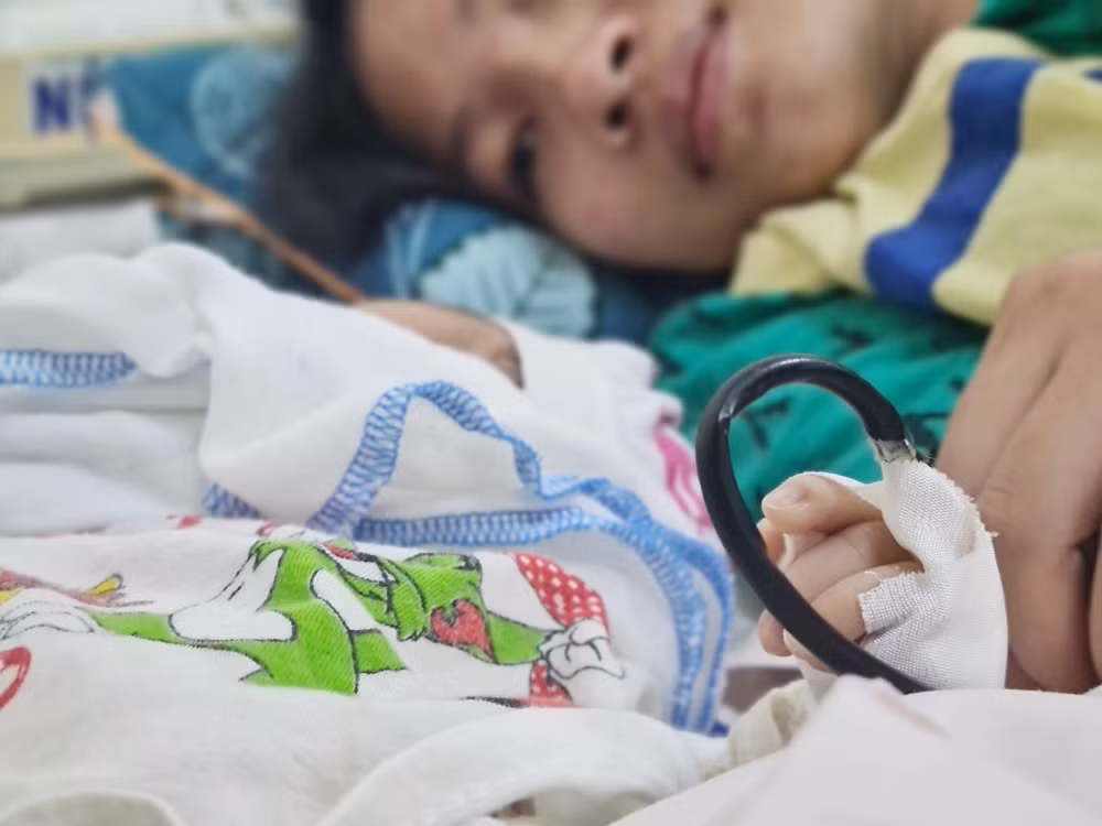 Gianh giat su song cho em be Muong bi tim bam sinh nang