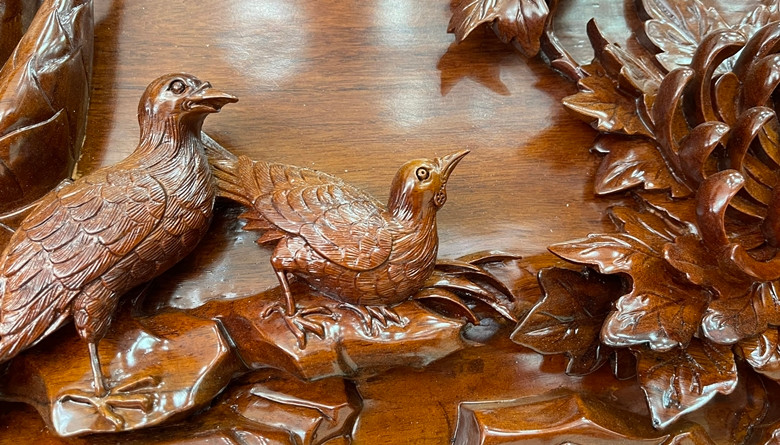 Bức tranh được làm hoàn toàn bằng gỗ Hương nguyên khối.