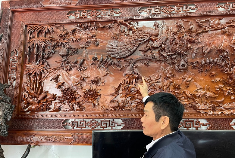 Bức tranh "bách điểu hoan ca" đang được nghệ nhân Đồng chào bán với mức giá 1,5 tỷ đồng.