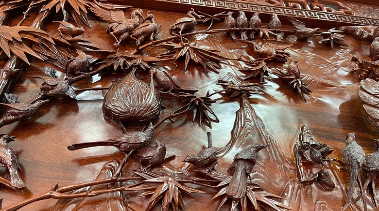 Các nét trạm trổ trên tranh được nghệ nhân thể hiện vô cùng tỷ mỉ.