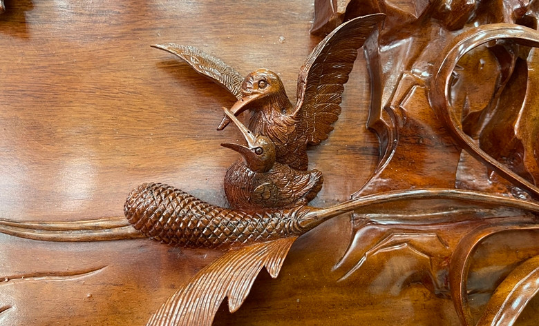 Với niềm đam mê mãnh liệt gỗ điêu khắc, nghệ nhân Đinh Xuân Đồng đã thổi linh hồn của mình vào “bách điểu hoan ca”, tạo nên giá trị cho tác phẩm.