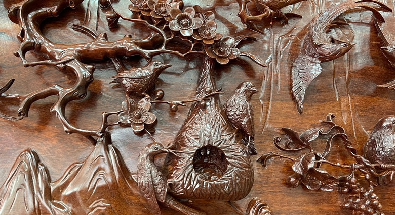 Trong tranh còn nhiều tiểu cảnh khác như: Núi non, sông nước thể hiện “sơn thủy hữu tình”; hay 4 mùa được hiện lên qua những cây hoa mai, hoa cúc...