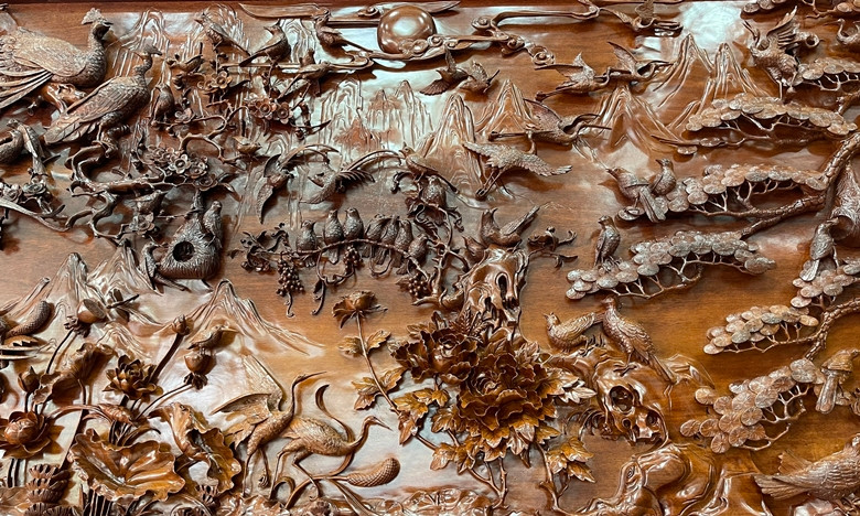 Theo chia sẻ của nghệ nhân Đinh Xuân Đồng, “bách điểu hoan ca” được ông điêu khắc bằng tay trong thời gian hơn 1 năm. Trong tranh là 100 chú chim đang hót, cùng nhiều tư thế hạnh phúc và nhiều tiểu cảnh khiến cho người thưởng thức cảm giác hạnh phúc vui tươi, tràn đầy ấm áp.