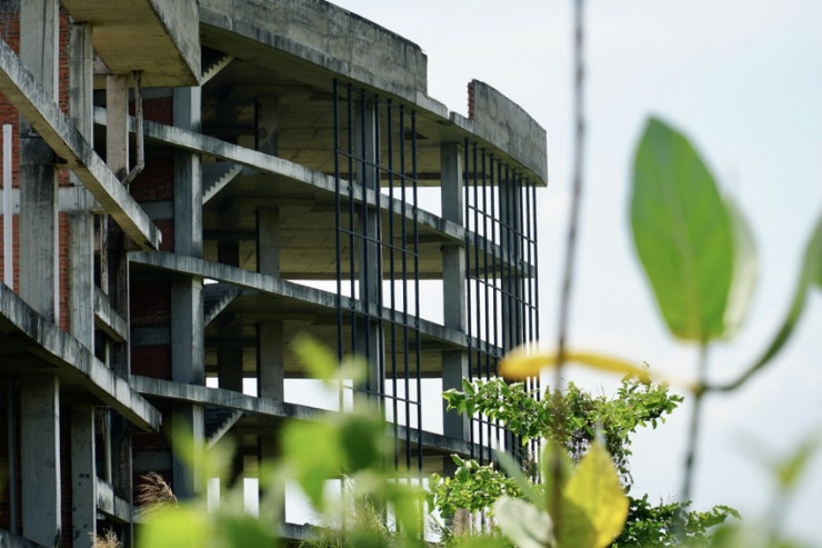 Tuy nhiên, sau khi xây dựng xong tòa nhà trung tâm này, cùng một vài công trị phụ trợ thì dự án đã dừng lại và bị bỏ hoang. Đến năm 2019, dự án dừng hẳn, cả công trường chỉ là một bãi hoang phế, nhiều cơ sở đã xây dựng và chưa hoàn thiện, đã xuống cấp… (Ảnh: Pháp luật TP.HCM).