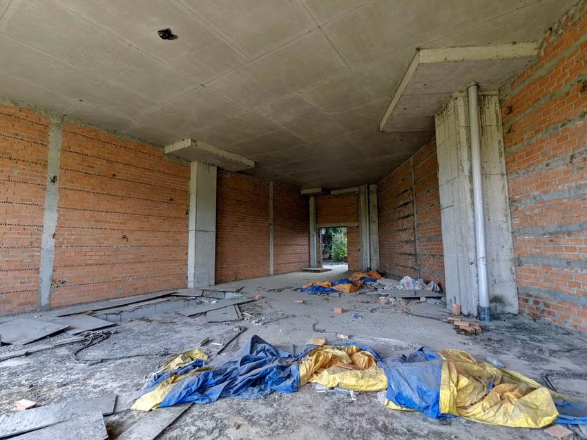 Bên trong tòa nhà là một bãi hoang phế, nhiều vật tư xây dựng nằm chất đống. Nhiều cơ sở đã xây dựng chưa hoàn thiện và đã xuống cấp. (Ảnh: Pháp luật TP.HCM).