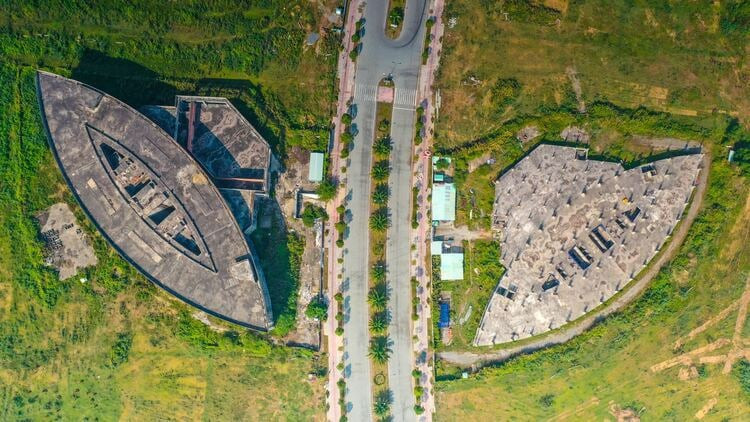 Dự án được chia làm hai giai đoạn. Trong đó, giai đoạn 1 sẽ tiến hành xây dựng và hoàn thiện cơ sở hạ tầng chung cho toàn khu công viên, như: Nhà điều hành gồm bốn toà nhà cao năm tầng đối xứng nhau, nhà máy sản xuất bo mạch điện tử và lắp ráp linh kiện... (Ảnh: Tuổi Trẻ).