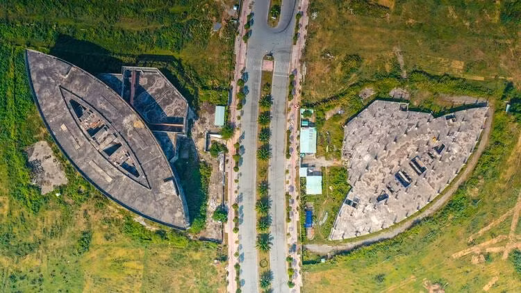 Dự án được chia làm hai giai đoạn. Trong đó, giai đoạn 1 sẽ tiến hành xây dựng và hoàn thiện cơ sở hạ tầng chung cho toàn khu công viên, như: Nhà điều hành gồm bốn toà nhà cao năm tầng đối xứng nhau, nhà máy sản xuất bo mạch điện tử và lắp ráp linh kiện... (Ảnh: Tuổi Trẻ).