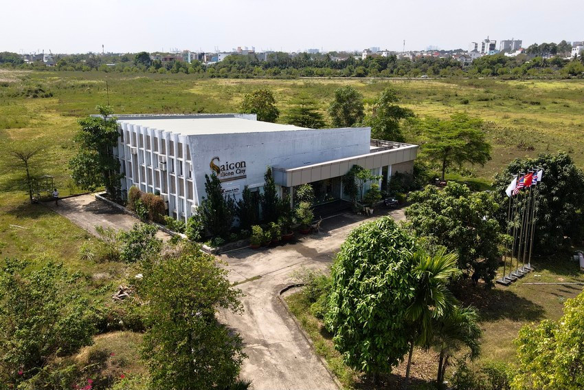 Tòa nhà Saigon Silicon City Center là trung tâm nghiên cứu và phát triển (R&amp;D) của dự án Saigon Silicon. Đây là tòa nhà duy nhất được xây dựng hoàn chỉnh trong dự án. (Ảnh: Pháp luật TP.HCM).