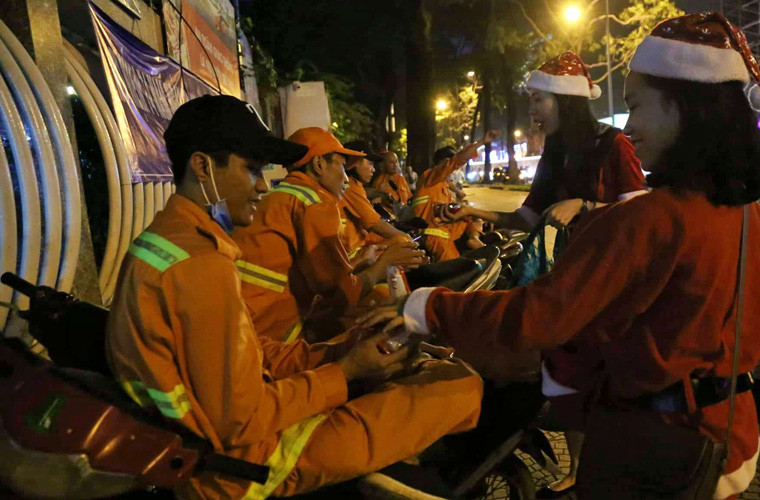 Hình ảnh đầy ấm áp trong đêm Giáng sinh ở thành phố mang tên Bác.