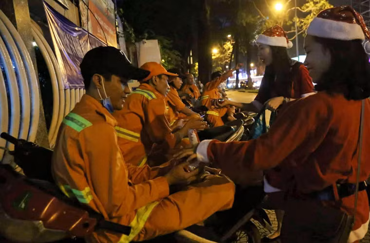 Hình ảnh đầy ấm áp trong đêm Giáng sinh ở thành phố mang tên Bác.