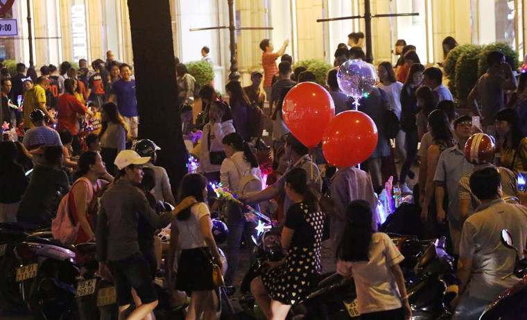 Không khí Giáng sinh ở TP HCM đầy hân hoan, vui sướng.