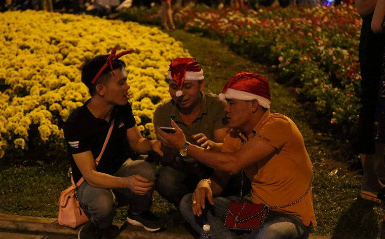 "Dù ngày mai vẫn phải đi làm nhưng chúng tôi muốn được hưởng trọn đêm Giáng sinh ở đây", nhóm bạn trẻ chia sẻ.