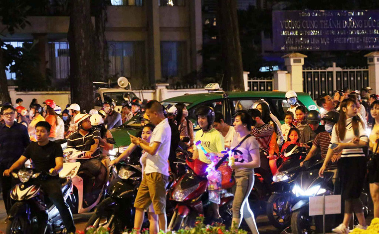 Đáng chú ý, theo ghi nhận của PV Kiến Thức, tới tận rạng sáng nay (25/12), dòng người vẫn tấp nập đổ xuống đường đón Giáng sinh trên khắp các tuyến phố, nhà thờ, khu vui chơi giải trí, trung tâm thương mại... tại TP HCM.