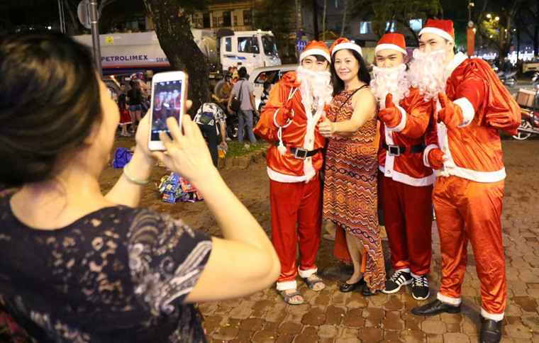 Ông già Noel xuống phố trong đêm Giáng sinh thanh bình. 