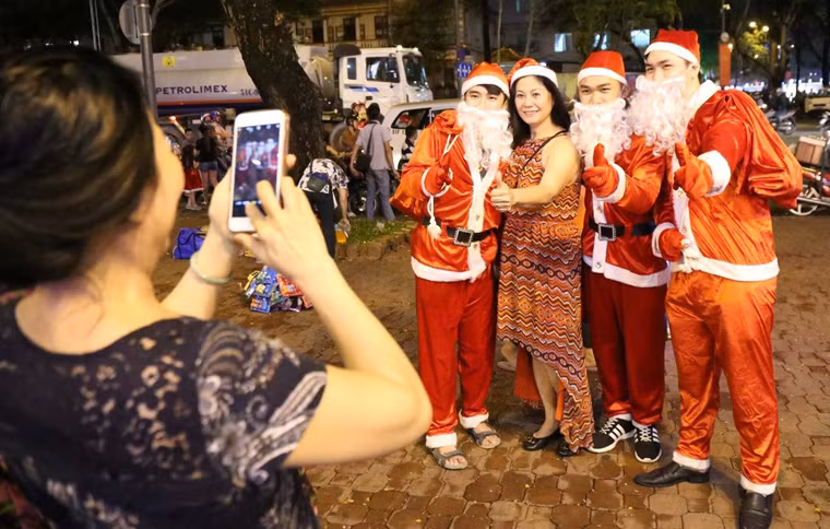 Ông già Noel xuống phố trong đêm Giáng sinh thanh bình. 