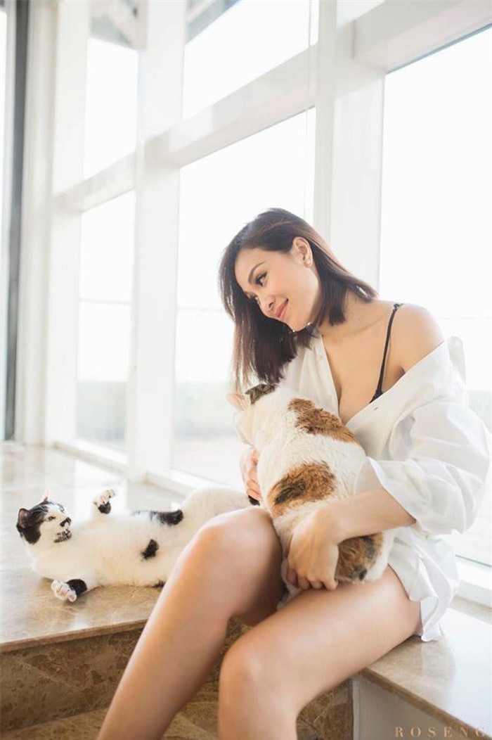 Phương Mai chính thức thông báo tin vui mang bầu sau khoảng thời gian 2 tháng đám cưới với ông xã ngoại quốc Marcin. Dù bụng bầu ngày càng lớn nhưng nữ MC vẫn không ngại khoe dáng trong nhiều bức ảnh bán nude, mặc bikini, mặc nội y và khiến dân tình trầm trồ vì vẻ sexy khi mang bầu của mình.