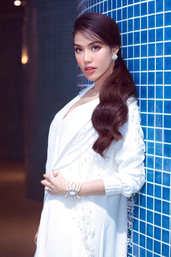 Người đẹp "đốt" mọi ánh nhìn bởi cách trang điểm tinh tế, nhẹ nhàng cùng nhan sắc ngày một mặn mà, quyến rũ.