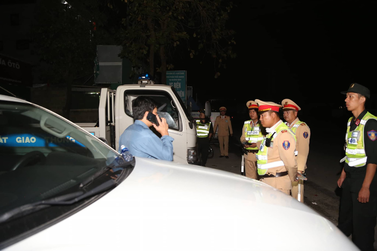 Phó phòng GD Quảng Bình say rượu lái ô tô: Xem xét kỷ luật Pho phong GD Quang Binh say ruou lai o to: Xem xet ky luat