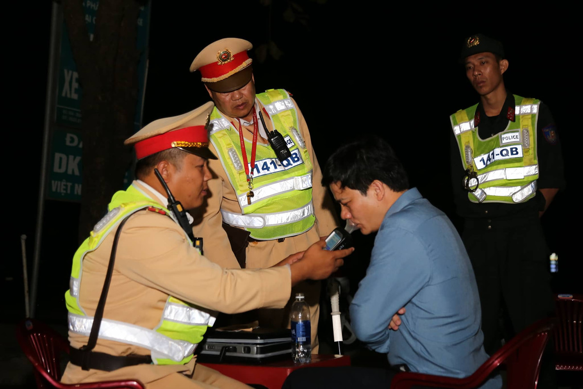 Phó phòng Giáo dục say rượu, lái xe: Phạt 35 triệu, treo bằng 23 tháng - Hình 2 Pho phong Giao duc say ruou, lai xe: Phat 35 trieu, treo bang 23 thang-Hinh-2