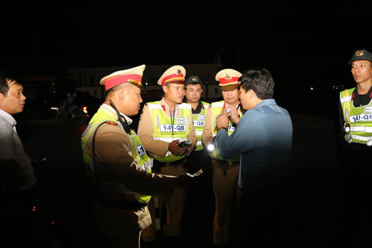 Phó phòng Giáo dục say rượu, lái xe: Phạt 35 triệu, treo bằng 23 tháng - Hình 3 Pho phong Giao duc say ruou, lai xe: Phat 35 trieu, treo bang 23 thang-Hinh-3