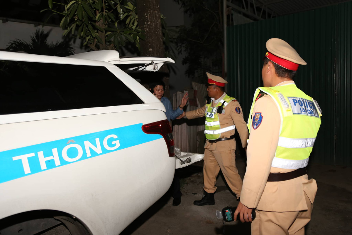 Phó phòng Giáo dục say rượu, lái xe: Phạt 35 triệu, treo bằng 23 tháng Pho phong Giao duc say ruou, lai xe: Phat 35 trieu, treo bang 23 thang