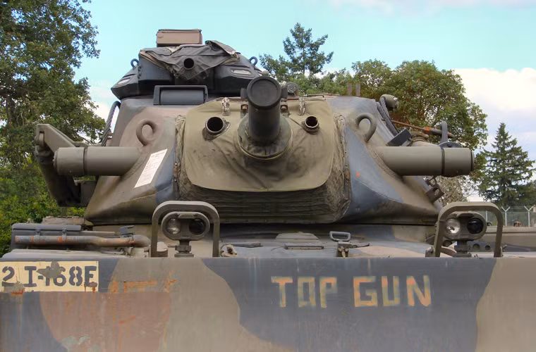 Về hỏa lực, M728 trang bị nòng pháo chính 165mm M35 (với 30 viên đạn), một trung liên đồng trục 7,62mm M240 (với 2.000 viên đạn) và một đại liên 12,7mm M85 (600 viên) ở cửa nóc chỉ huy xe.