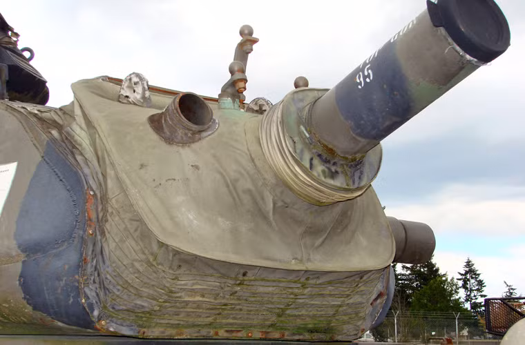 Pháo chính nòng siêu ngắn 165mm M135 được Mỹ sản xuất dựa theo giấy phép mẫu pháo 165mm L9A1 của Anh. Khẩu pháo này chỉ có thể bắn đạn nổ nén HESH, theo đó khi đạn bắn vào mục tiêu thì phần chất dẻo ở phía trên đầu đạn khi gặp vật cứng như thép không xuyên qua mà chỉ ép vào thành thép đồng thời mở rộng ra để tạo hiệu ứng hopkinson. Cho nên, loại đạn này thực tế chỉ hữu hiệu với phương tiện bọc thép hạng nhẹ. Tầm bắn hiệu quả của pháo chỉ nằm ở cự ly 925mm, hữu hiệu với các công sự phòng ngự, tòa nhà và cũng có thể chống tăng.